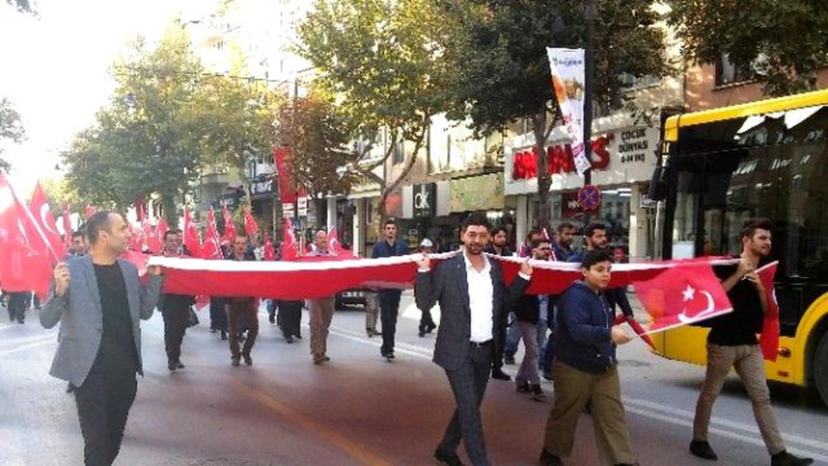 Şehitler İçin \'Bayrak Yürüyüşü\' Düzenlendi