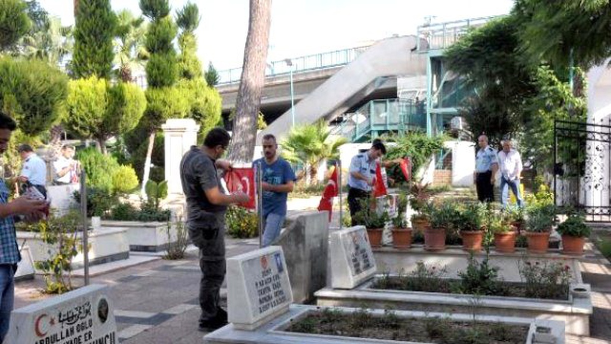 Tarsus\'ta Şehitlerin Mezarlarındaki Bayrakları Çaldılar