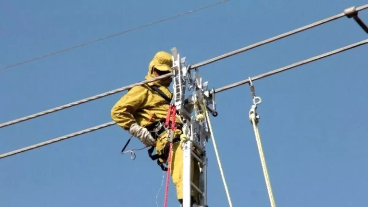 Türkiye\'de Bir İlk: 401 Bin Voltluk Enerji Hattında Elektrik Kesilmeden Bakım