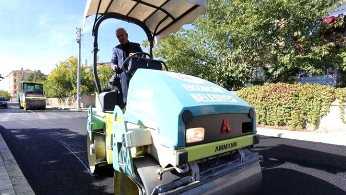 550 Günde 15 Mahallede Asfalt ve Kaldırım Çalışması Gerçekleştirildi