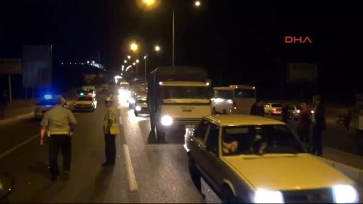 Adıyaman-Birbiriyle Çarpışan Motosikletler Kamyonun Altında Kaldı 1 Ölü, 2 Yaralı