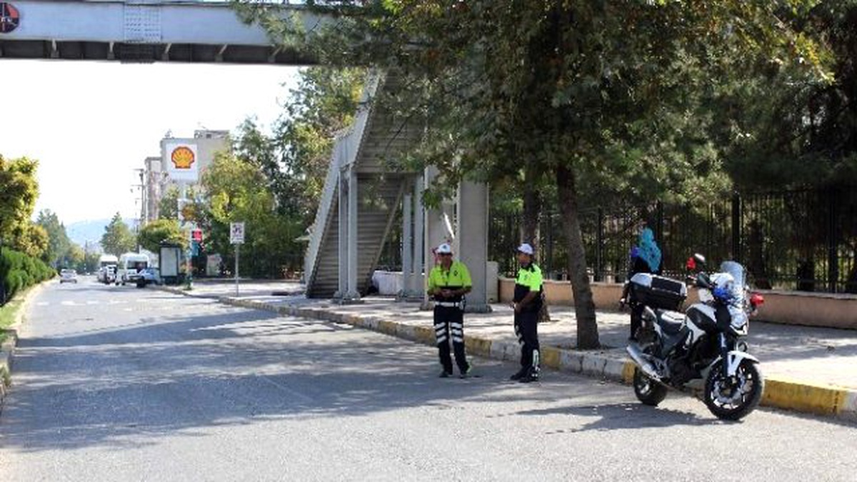 Cumhuriyet İlkokulu\'nun Önü Parklardan Temizlendi