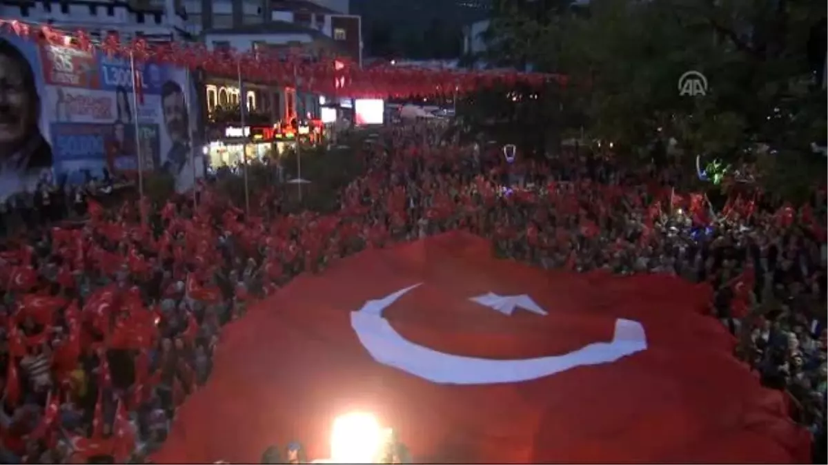 Davutoğlu: "Dua Edenler Varken, Bu Millet Hiçbir Zaman Bölünmeyecektir"