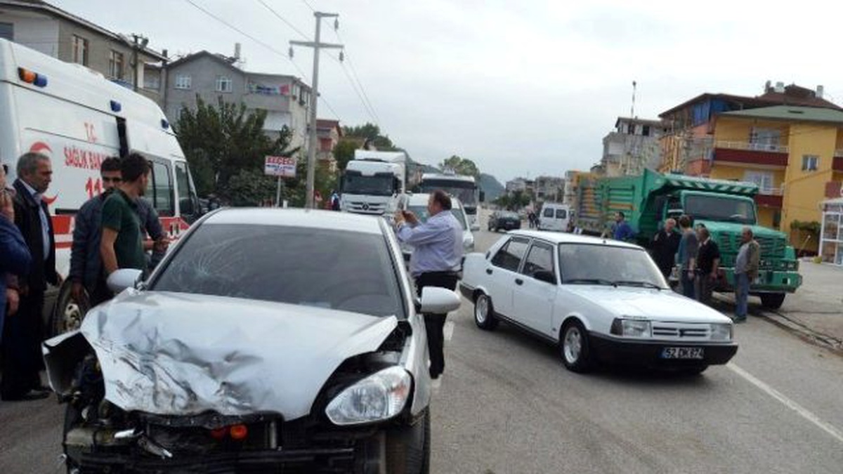 Fatsa\'da Otomobil Kamyonla Çarpıştı: 6 Yaralı