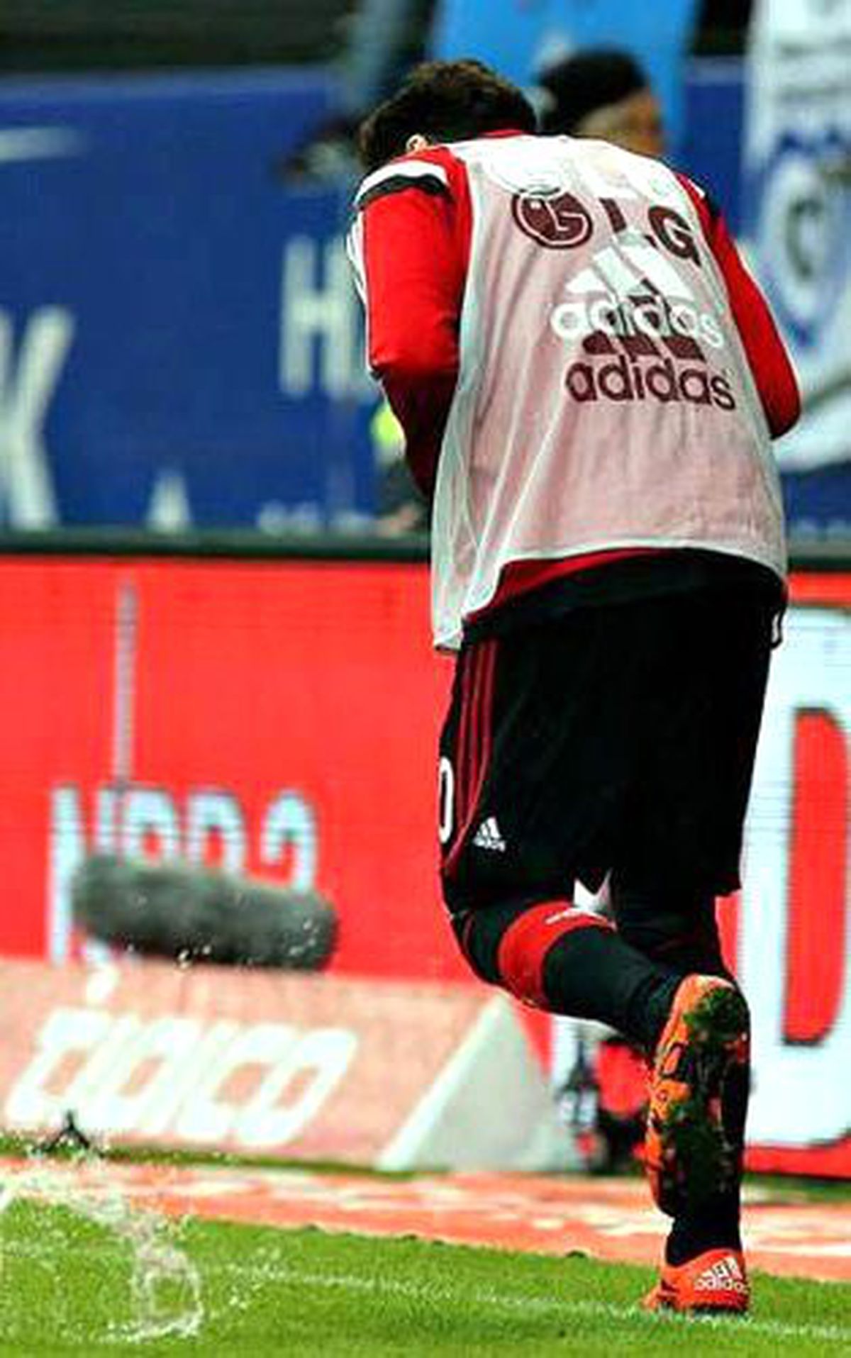 Hakan Çalhanoğlu'na Bira Bardakları Attılar!