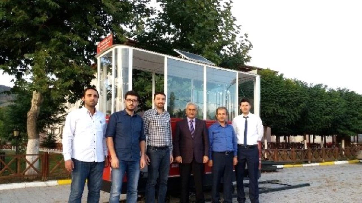 Hitit Üniversitesi\'nde Üretilen Tramvayı İnceleyen Mustafa Yağlı;