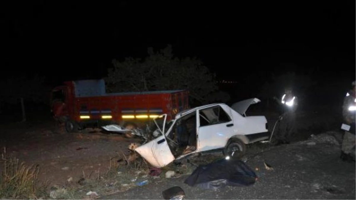 Gaziantep\'in Nizip İlçesinde Kamyonla Otomobil Çarpıştı: 2 Ölü, 2 Yaralı
