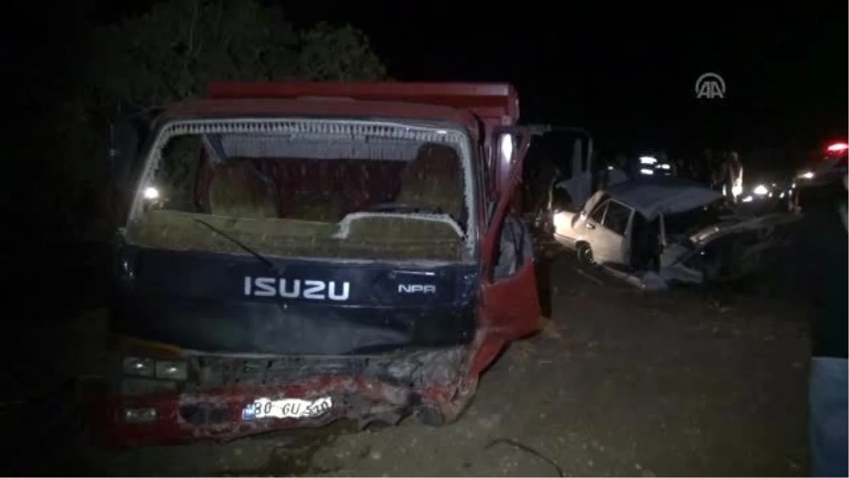 Nizip\'te Kamyonet ile Otomobil Çarpıştı: 2 Ölü, 2 Yaralı
