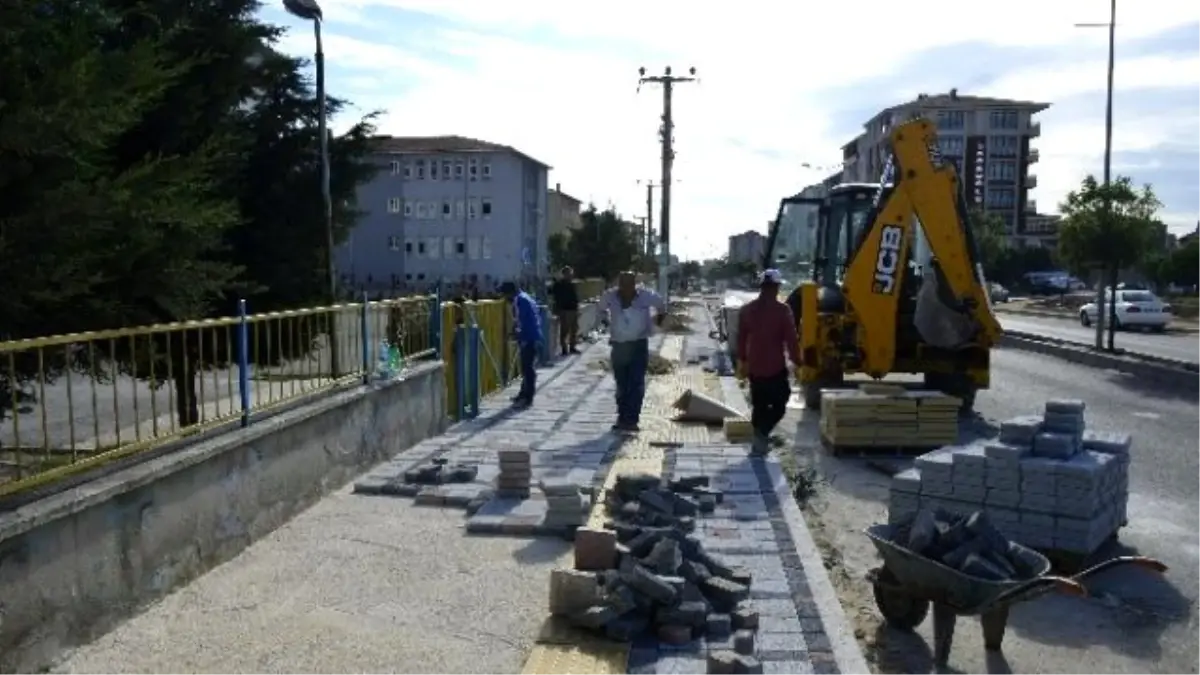 Okul Önündeki Kaldırım Yenilendi