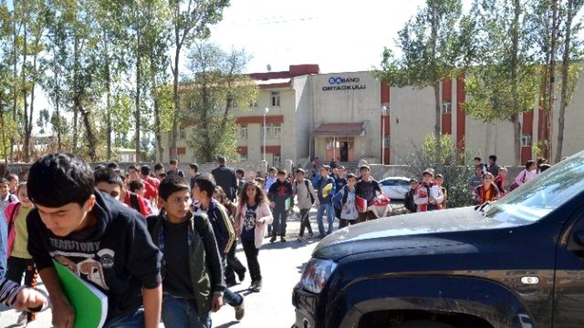 Üst Geçit Yok, Öğrenciler Karşıya Öğretmenlerinin Gözetiminde Geçiyor