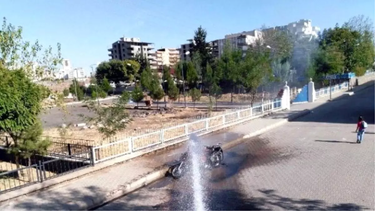 Park Halindeki Motosiklet Alev Aldı