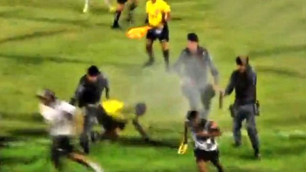 Polis, Hakeme Saldıran Futbolcuya Biber Gazı Sıktı