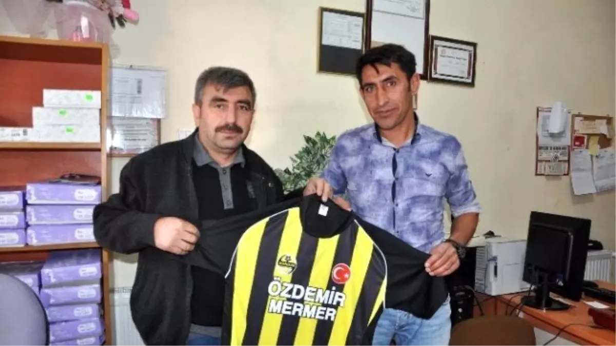 Sorgun Belediyespor Taraftar Grubuna Esnaftan 100 Adet Forma