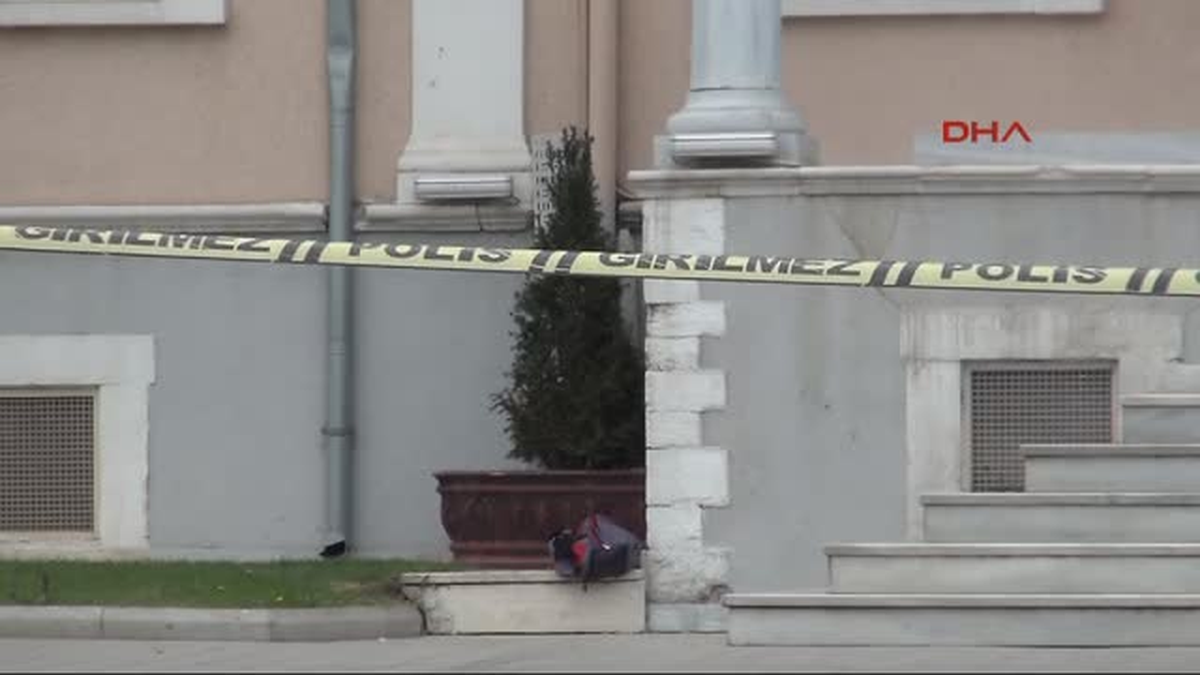 Valilik Önünde Unutulan Çantadan Kırtasiye Malzemeleri Çıktı
