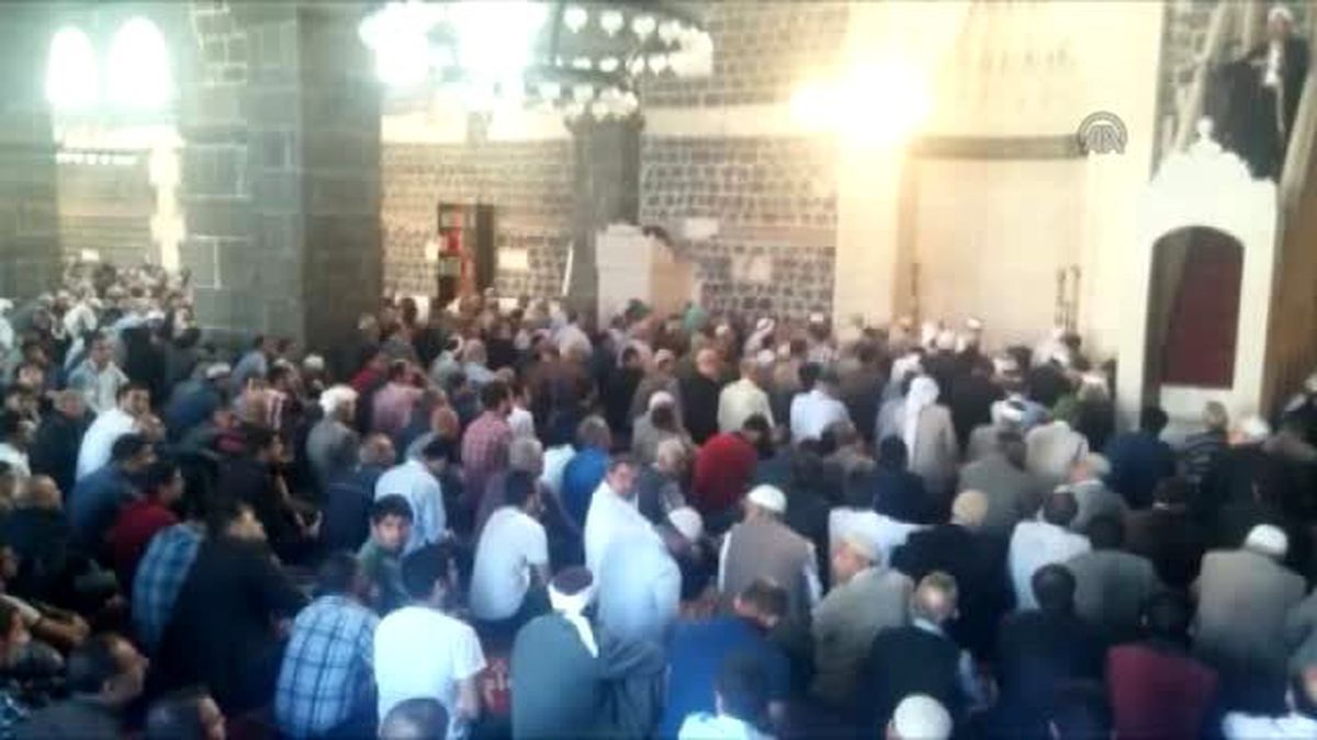 Ulu Cami'de Cuma Hutbesi Sırasında Afiş gerginliği Yaşandı