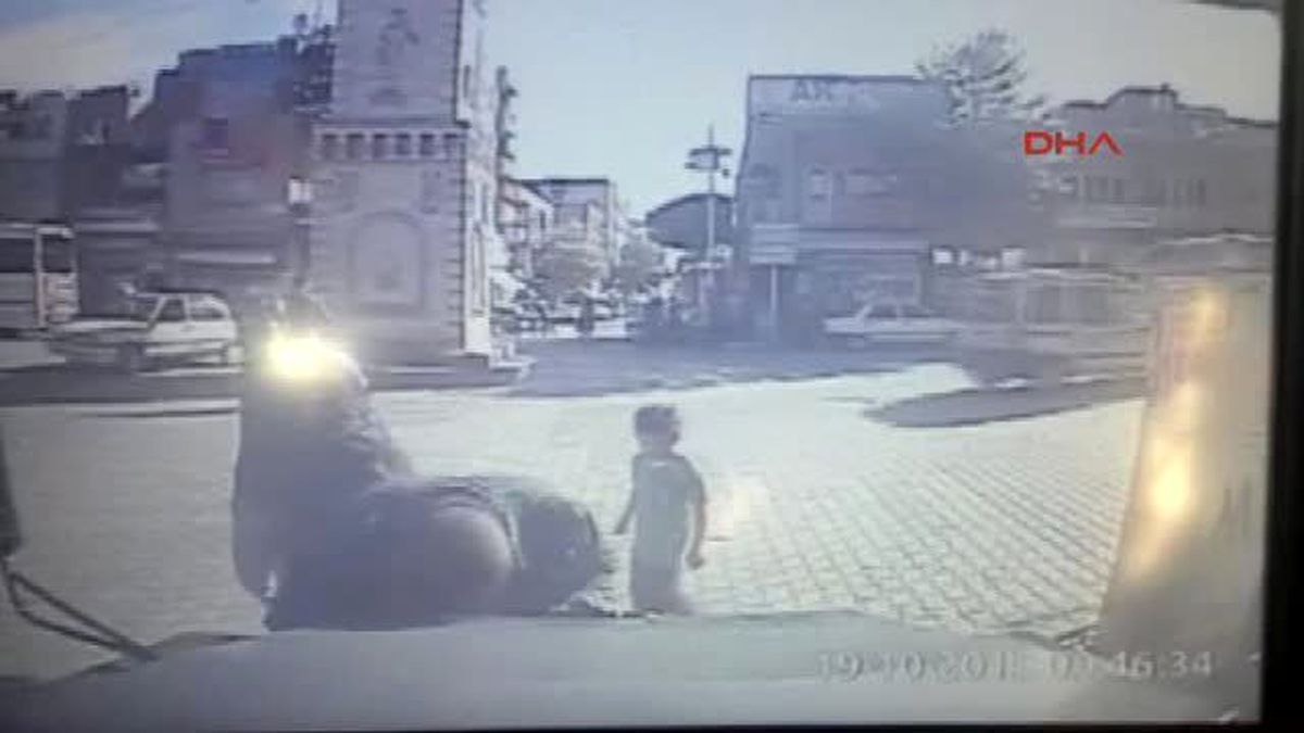 Viranşehir\'de Zırhlı Polis Aracını Öpen Vatandaş Kameraya Yansıdı