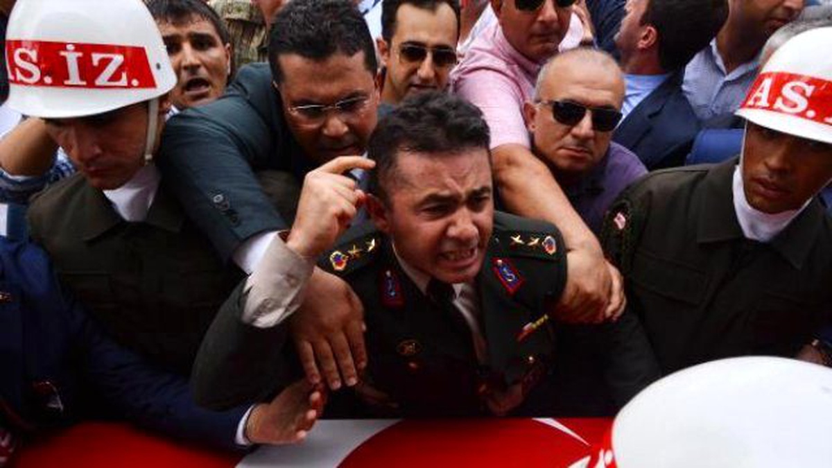 Yarbay\'a Şehit Kardeş Acısındaki Sözleri İçin Uyarı Cezası