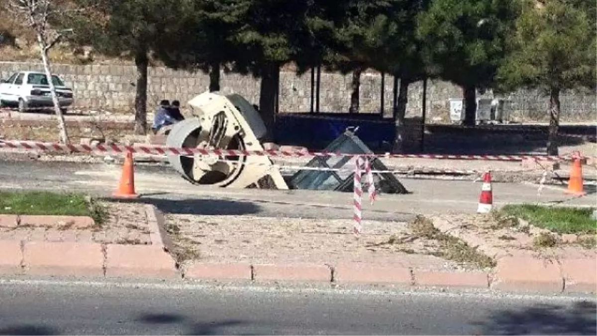 Yol Çöktü, Silindir İçine Düştü