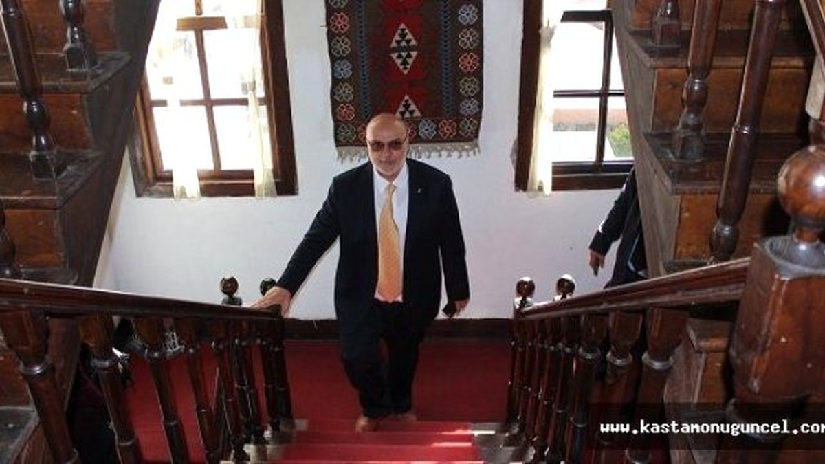 Ahmet Yelis, Tarihi Konakları Gezdi