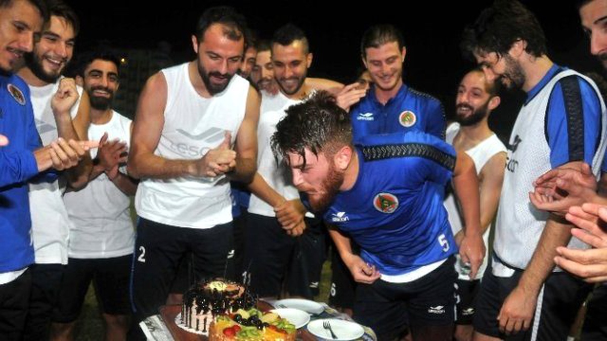 Alanyaspor\'lu Gökay\'a Doğum Günü Sürprizi
