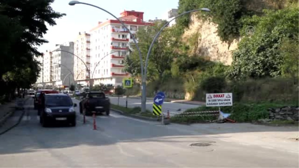 Arazisinden Geçen Yolun 3 Şeridini Trafiğe Kapattı