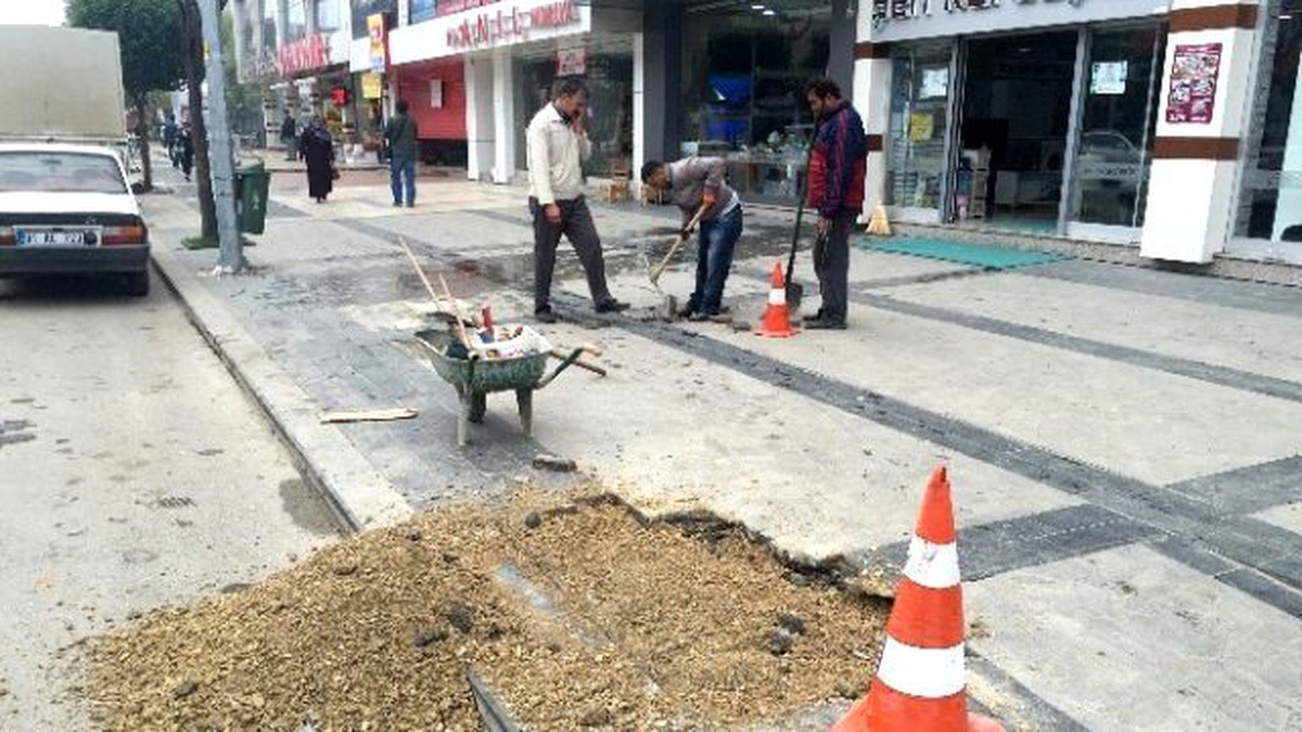Atatürk Bulvarı\'nda Kaldırımlar Bakıma Alındı