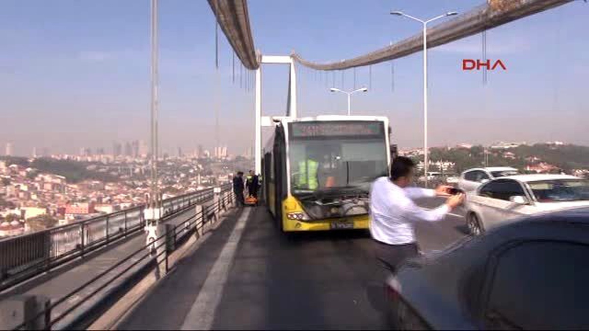 Boğaziçi Köprüsü\'nde Metrobüs Otomobile Çarptı