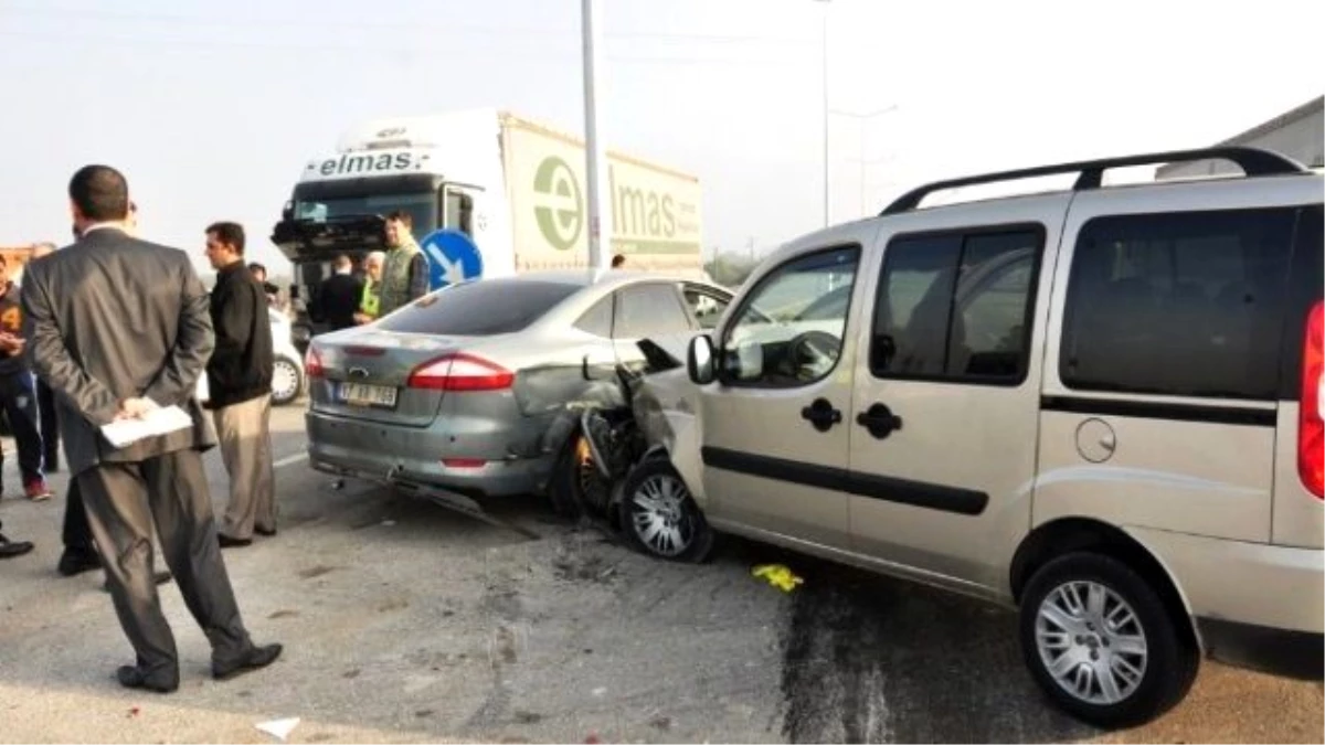 Çanakkale\'de Sis Sebebiyle Zincirleme Trafik Kazası: 1 Yaralı