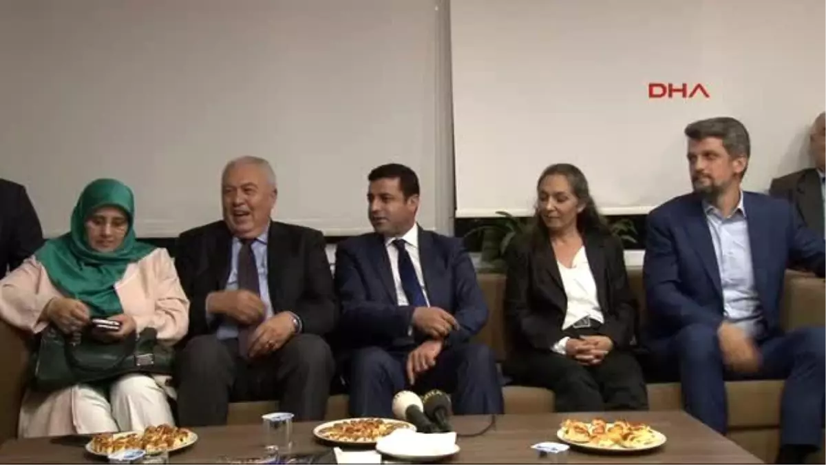 Demirtaş Oturduğu Koltuğun Tacı Daha Büyüktür Diye Kimse Madalya Vermiyor