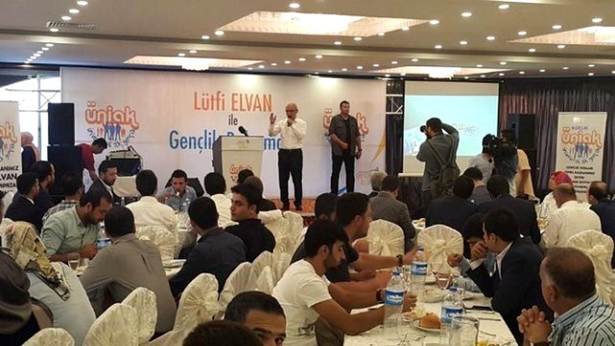 Eski Bakan Elvan Üniversiteli Gençlerle Buluştu