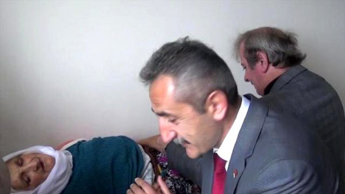 Kalp Krizi Geçiren Yaşlı Kadına CHP'li Doktor Vekil Müdahale Etti