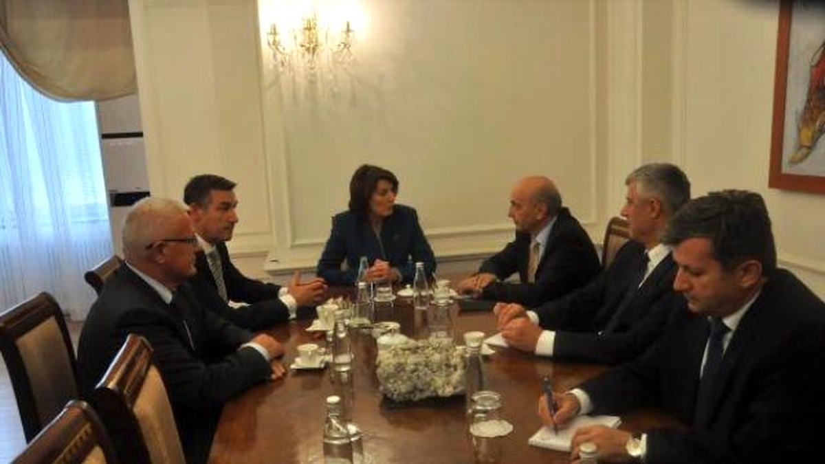 Kosova Cumhurbaşkanı Siyasi Krize Çözüm Bulmak İçin Siyasi Liderler ile Bir Araya Geldi