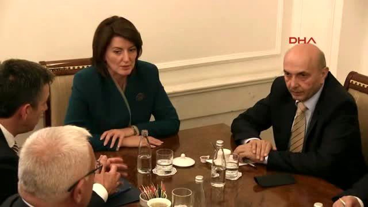 Kosova Cumhurbaşkanı Siyasi Krize Çözüm Bulmak İçin Siyasi Liderler ile Bir Araya Geldi