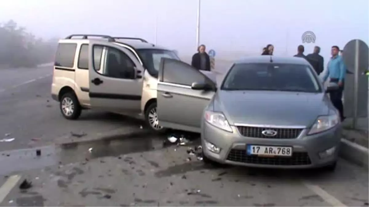 Lapseki\'de Zincirleme Trafik Kazası: 1 Yaralı