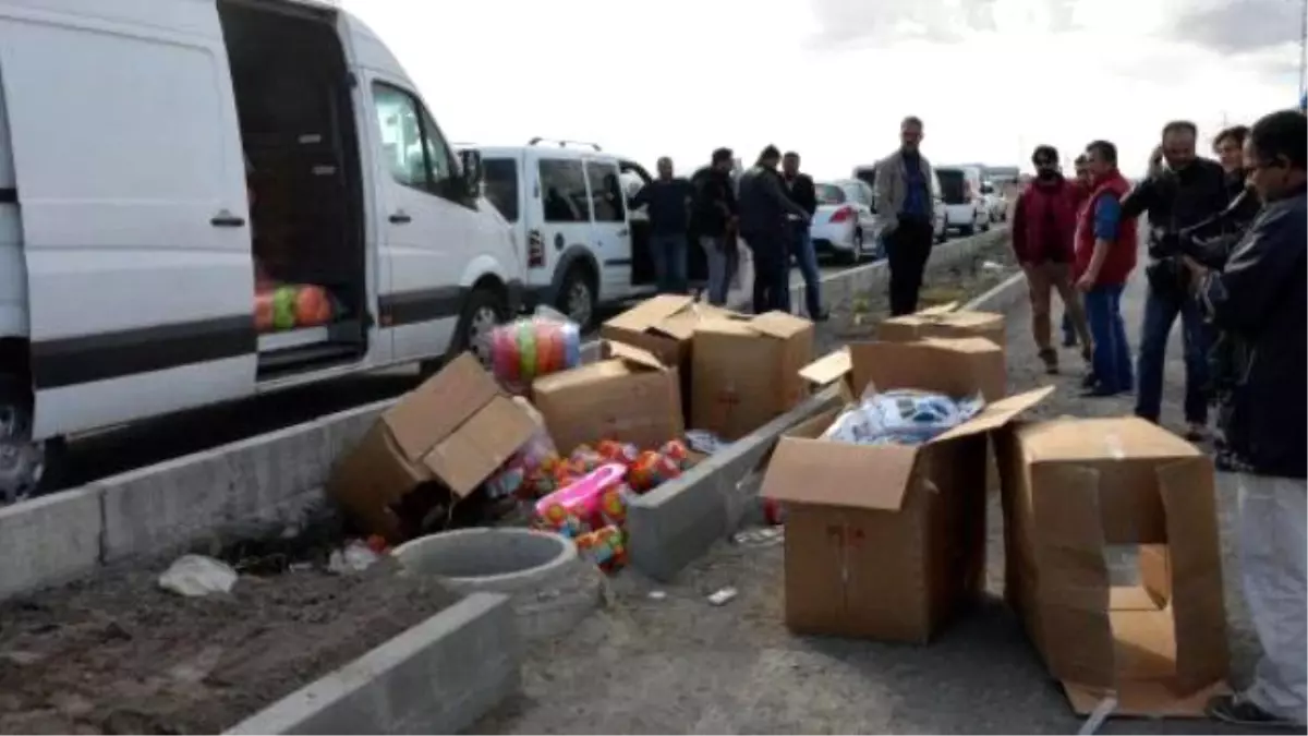 Polisin \'Bomba Var\' Diye Durduğu Minibüsten Oyuncaklar Çıktı