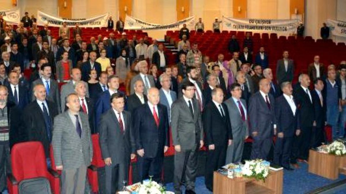 Temel Atma Töreni Boyunca Pankartları İşçilere Tutturdu