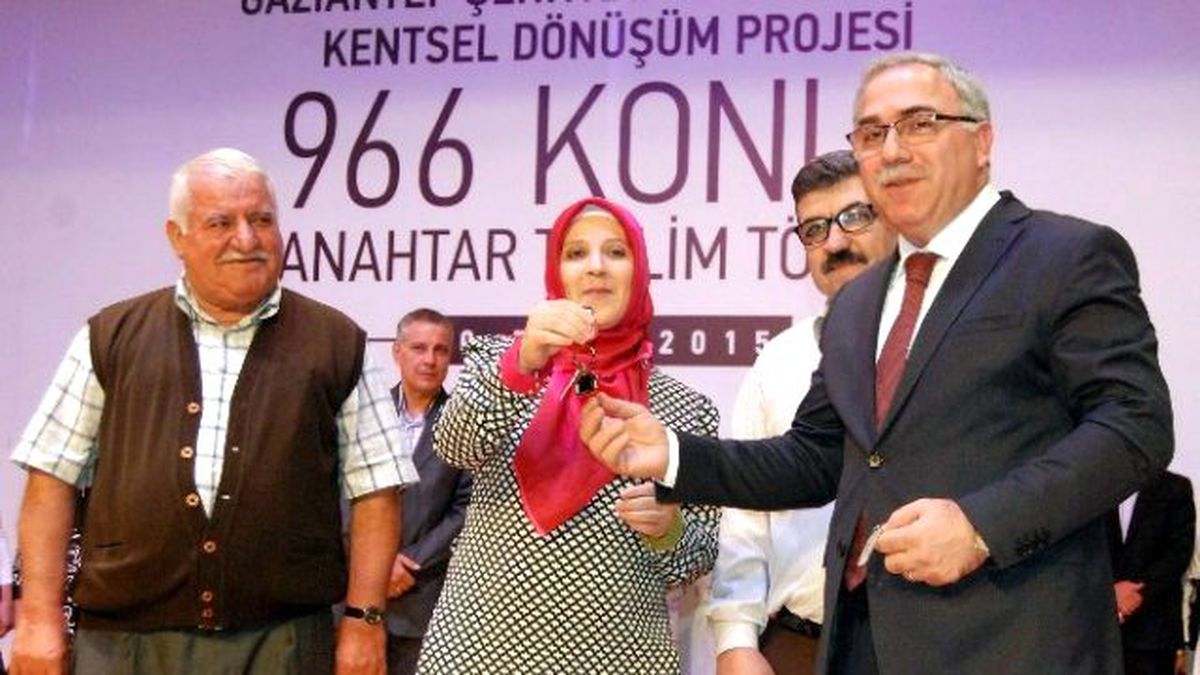 TOKİ Başkanı, Konut Anahtar Teslimi Yaptı