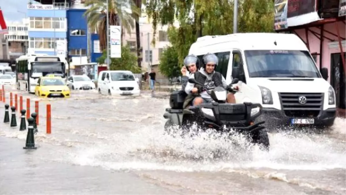 Antalya\'da Şiddetli Yağmur Yaşamı Olumsuz Etkiledi