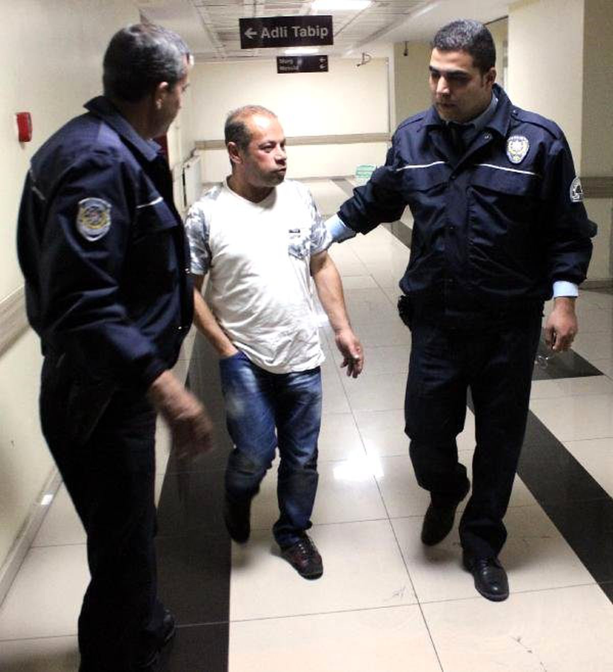 Arkadaşını Sırtından Bıçakladı