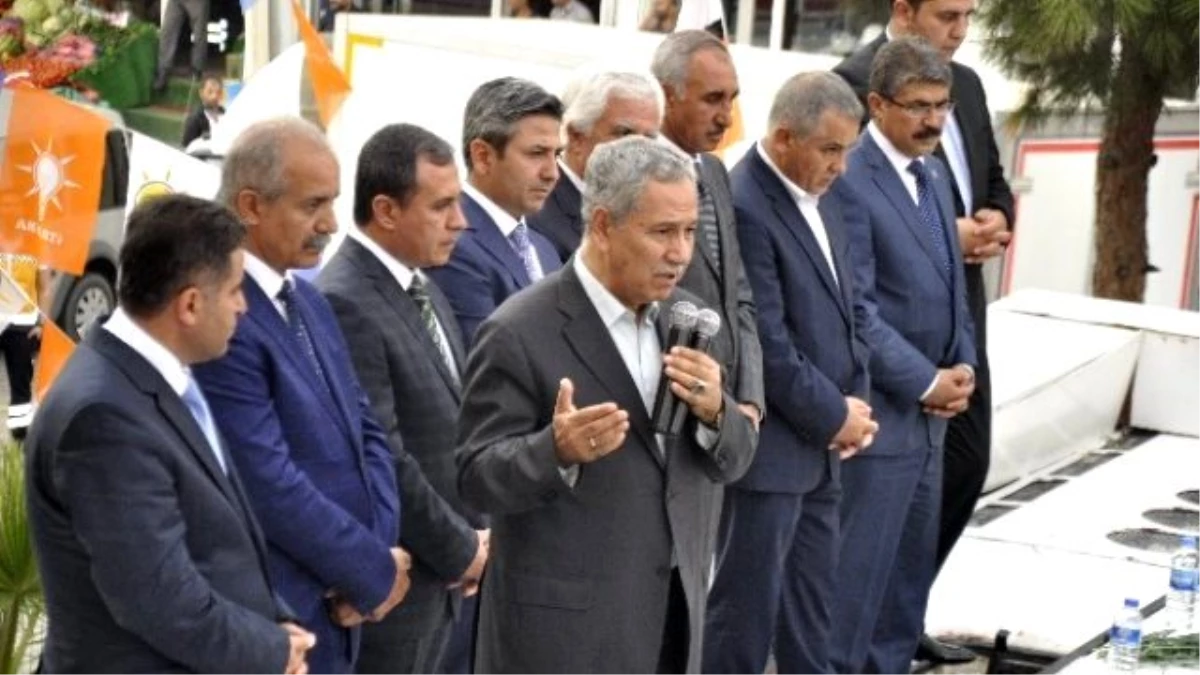 Başbakan Yardımcısı Bülent Arınç, Kahta\'da Şehit Evini Ziyaret Etti