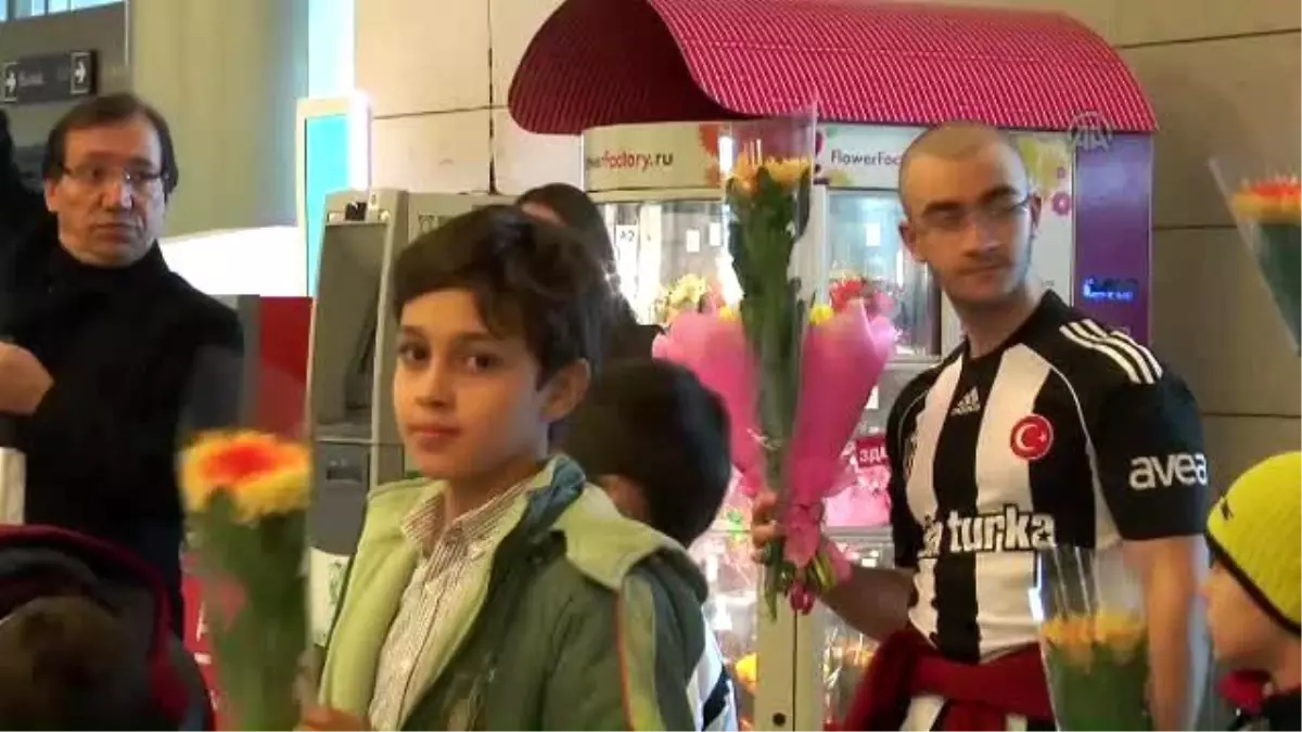 Beşiktaş Kafilesi Çiçeklerle Karşılandı
