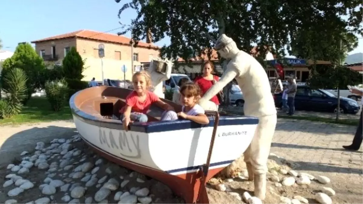 Burhaniye\'de Balıkçı Heykeli İlgi Gördü