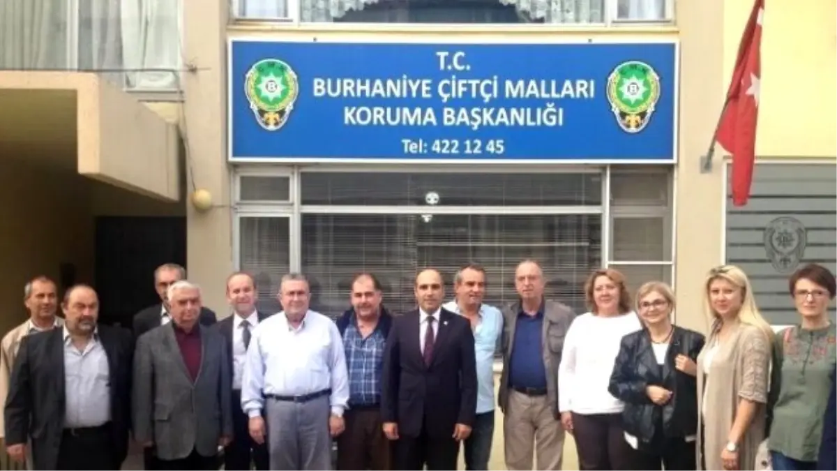 Burhaniye'de Çiftçi Mallarına Siyasetçi Ziyareti
