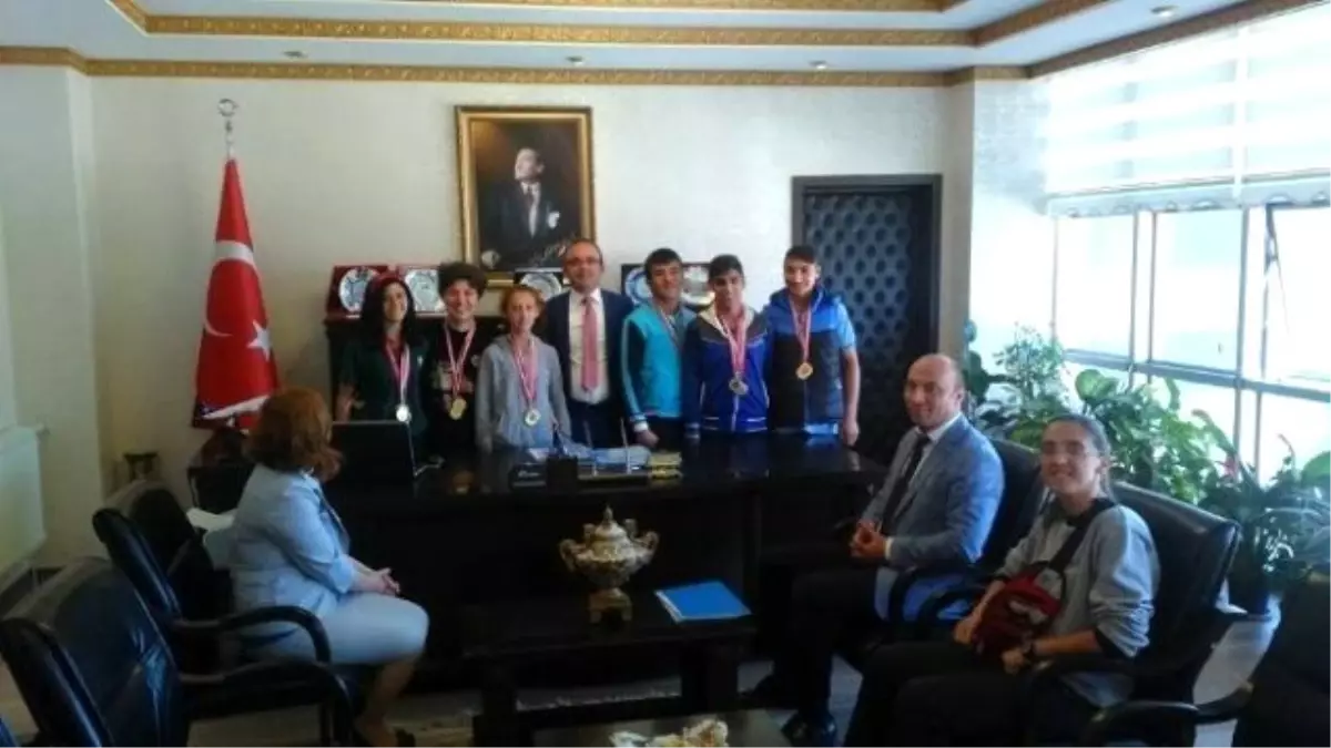 Burhaniye\'de Özel Sporcuların Kaymakam Ziyareti