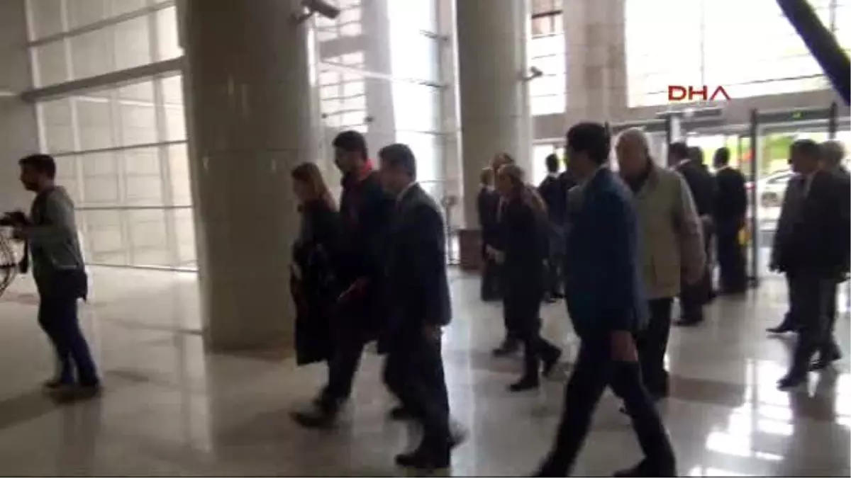 Demirtaş\'tan İstanbul Adalet Sarayı\'nda Avukatlara "Destek" Ziyareti