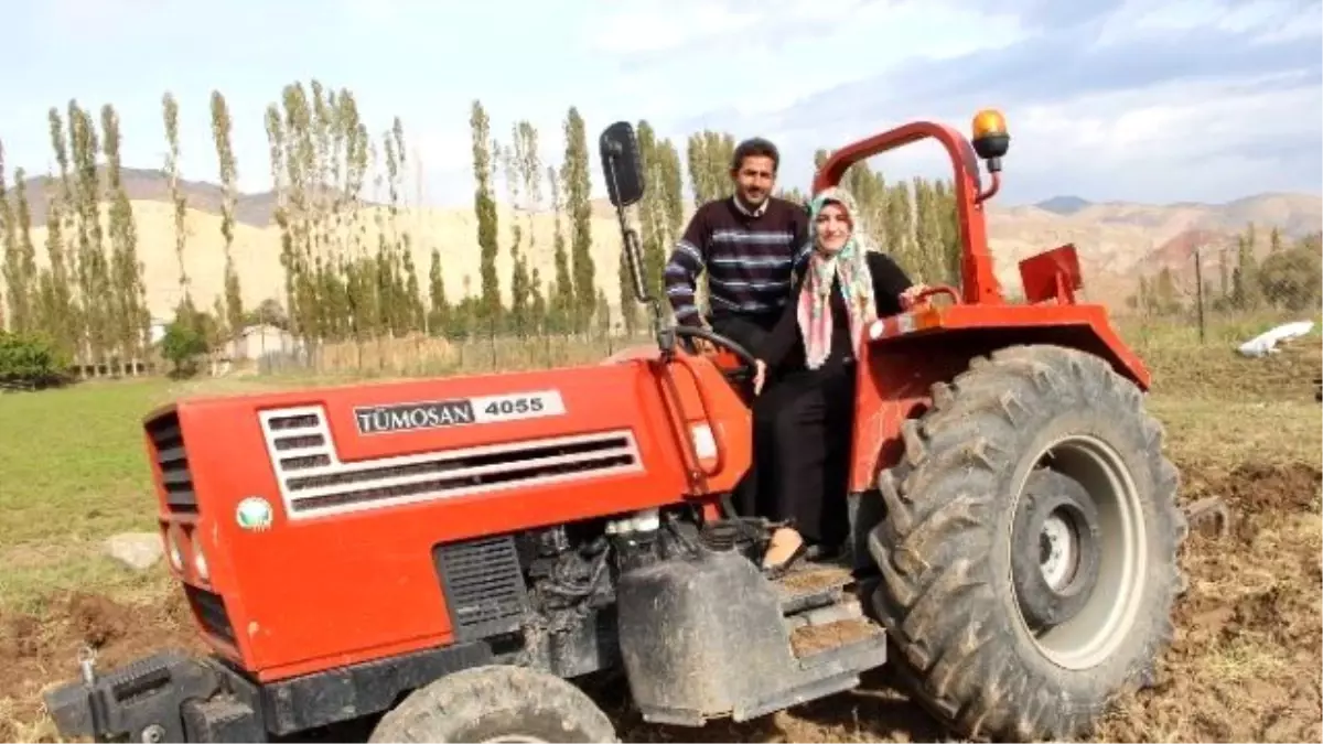 Erzurumlu Kezban Traktör Kullanıyor, Tarla Ekiyor, At Binip Süt Sağıyor