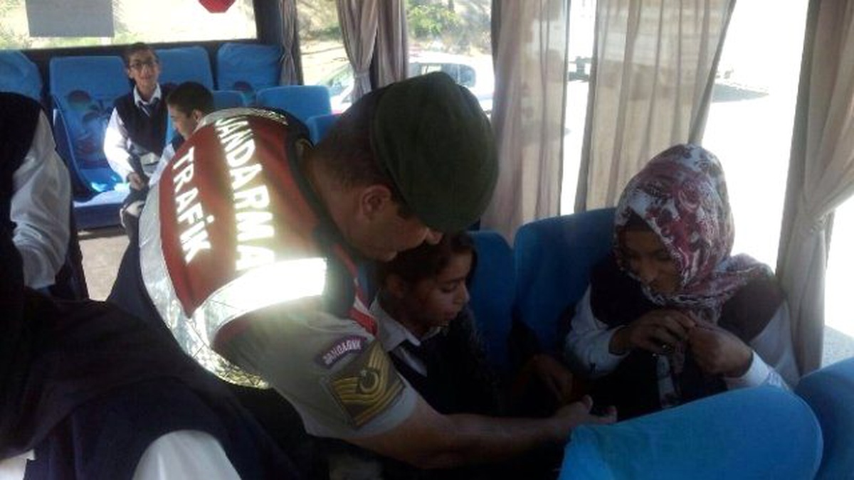 Jandarmadan Öğrencilere Emniyet Kemeri Eğitimi
