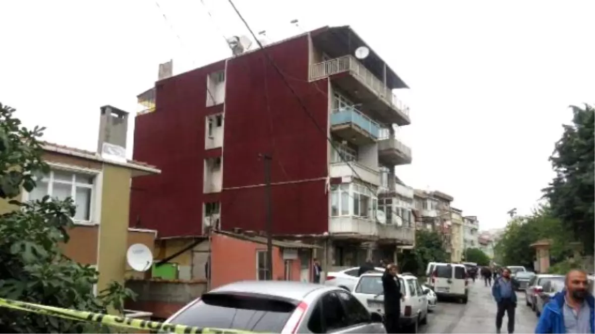 Kadıköy\'de Bina Girişinde Şüpheli Paket Alarmı