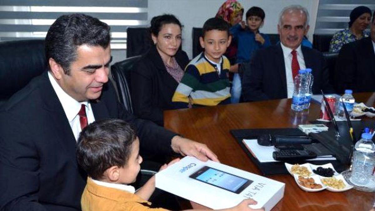 Kayseri\'de Şehit Çocuklarına Tablet ve Bilgisayar