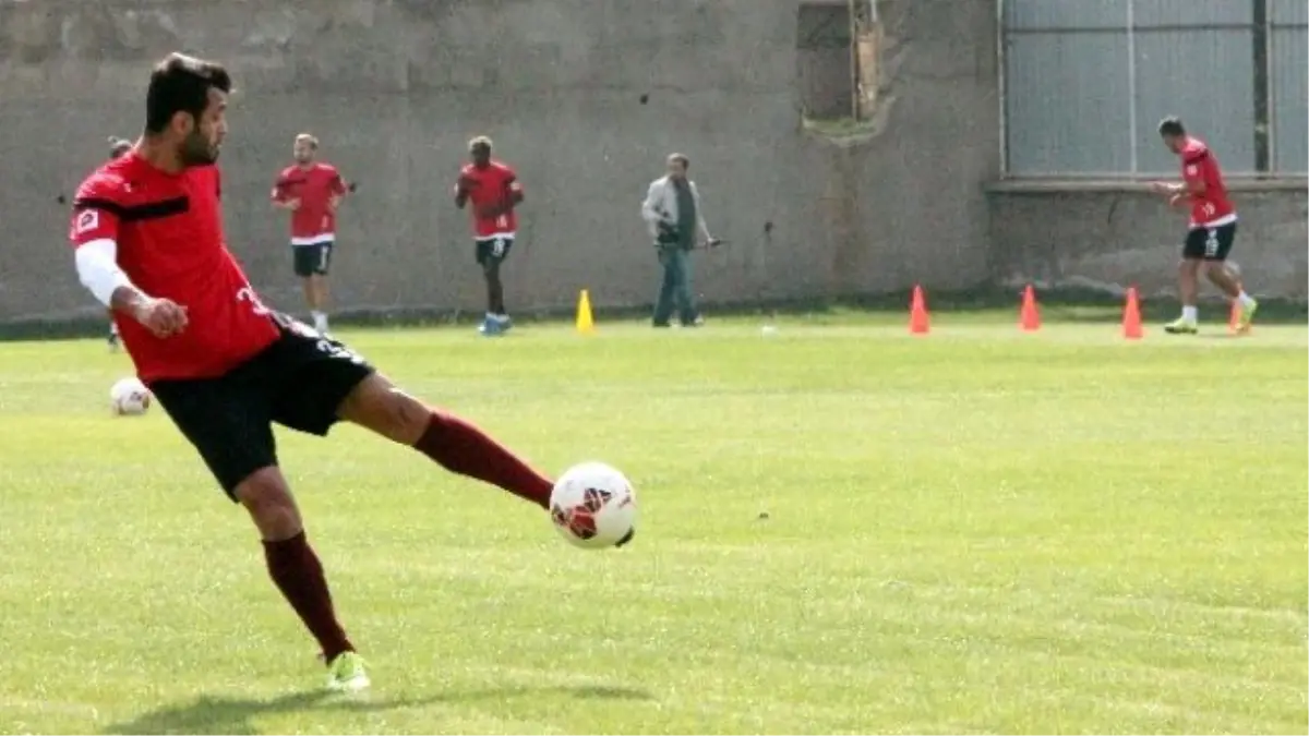 Lider Elazığspor, Karşıyaka\'dan 3 Puanla Dönmek İstiyor